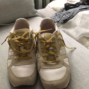 Saucony Shadow . 10 fits tts. Nice firm sole.